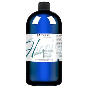 Puede incluir: Una botella de vidrio azul con una etiqueta blanca que dice "ROSE Hydrosol 100% NATURAL PURE HYDROSOL DESTILADO AGUA DE ROSA & GLICERINA COCOJOJO.COM". La etiqueta tambi&eacute;n incluye el texto "Dr Joe Lab" y un icono de Facebook.