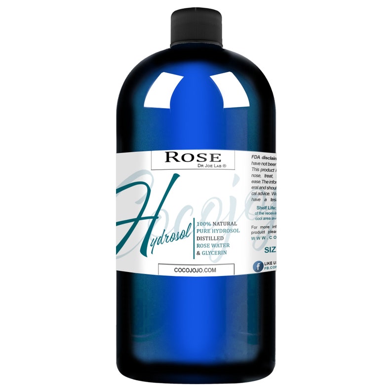 Puede incluir: Una botella de vidrio azul con una etiqueta blanca que dice "ROSE Hydrosol 100% NATURAL PURE HYDROSOL DESTILADO AGUA DE ROSA & GLICERINA COCOJOJO.COM". La etiqueta tambi&eacute;n incluye el texto "Dr Joe Lab" y un icono de Facebook.