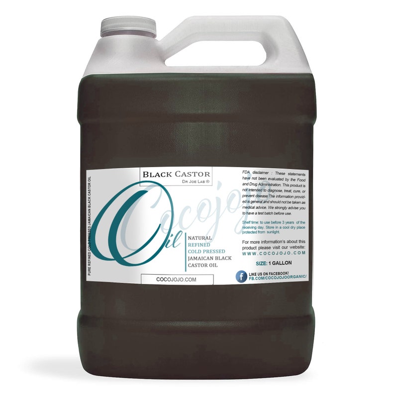 Op de afbeelding: Een gallonkan van zwarte ricinusolie met het label "Black Castor Oil Dr. Joe Lab's Cocojo Oil" met de tekst "Natural Refined Cold Pressed Jamaican Black Castor Oil" en de website cocojojo.com. Het label bevat ook een FDA-disclaimer en informatie over houdbaarheid en opslag.