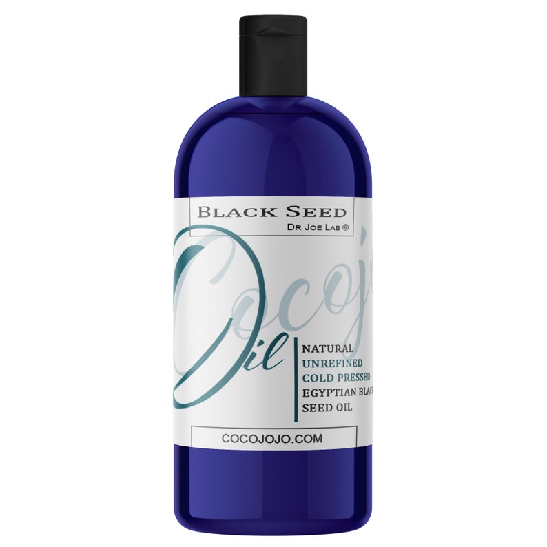 K&ouml;nnte beinhalten: Eine blaue Plastikflasche mit Schwarzk&uuml;mmel&ouml;l von Dr. Joe Lab. Das Etikett lautet "Natural Unrefined Cold Pressed Egyptian Black Seed Oil" und "Cocojojo.com".