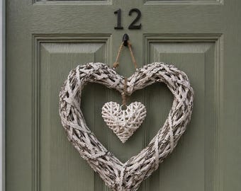 素朴なハートのリースドア飾り｜籐製のハートの壁飾り｜ファームハウススタイルのインテリア｜小さな玄関ドア飾り｜女性へのギフト