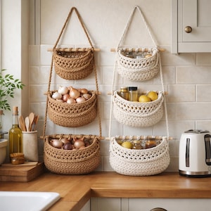 Cesta colgante de ganchillo de 3 niveles, organizador de pared, almacenamiento estético para baño y cocina, decoración bohemia hecha a mano para el hogar, organizador de espacios pequeños.