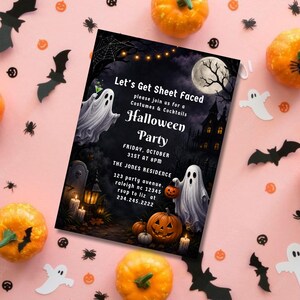 Może przedstawiać: Prostokątne zaproszenie na imprezę Halloween z ciemną nocną scenerią, pełnią księżyca, nawiedzonym domem, dwoma duchami i dyniami. Tekst głosi: Let's Get Sheet Faced, please join us for a Costumes & Cocktails Halloween Party.