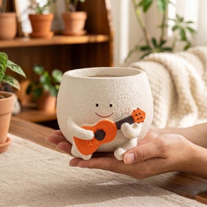 かわいいウクレレ奏者型多肉植物プランター - クリーミーホワイト樹脂製植木鉢 - 屋内・屋外兼用小型キャラクター植木鉢 - 音楽好きへのユニークなギフト