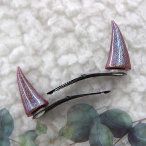 Pinzas para el cabello con forma de cuerno de monstruo en rojo oscuro y azul cromado