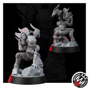 Peut inclure: Une figurine miniature en r&eacute;sine grise en position accroupie, portant une armure futuriste et un casque avec une visi&egrave;re unique. La figurine tient une grande arme sur l'&eacute;paule et est plac&eacute;e sur un socle rocheux. Inclut le logo Wargame Exclusive.