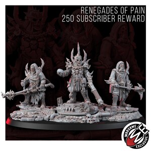 Pu&ograve; includere: Tre miniature grigie su una base dettagliata con teschi e detriti. La figura centrale tiene in mano un teschio e un'arma. Il testo recita RENEGADES OF PAIN 250 SUBSCRIBER REWARD e WARGAME EXCLUSIVE. Le figure indossano armature con punte.