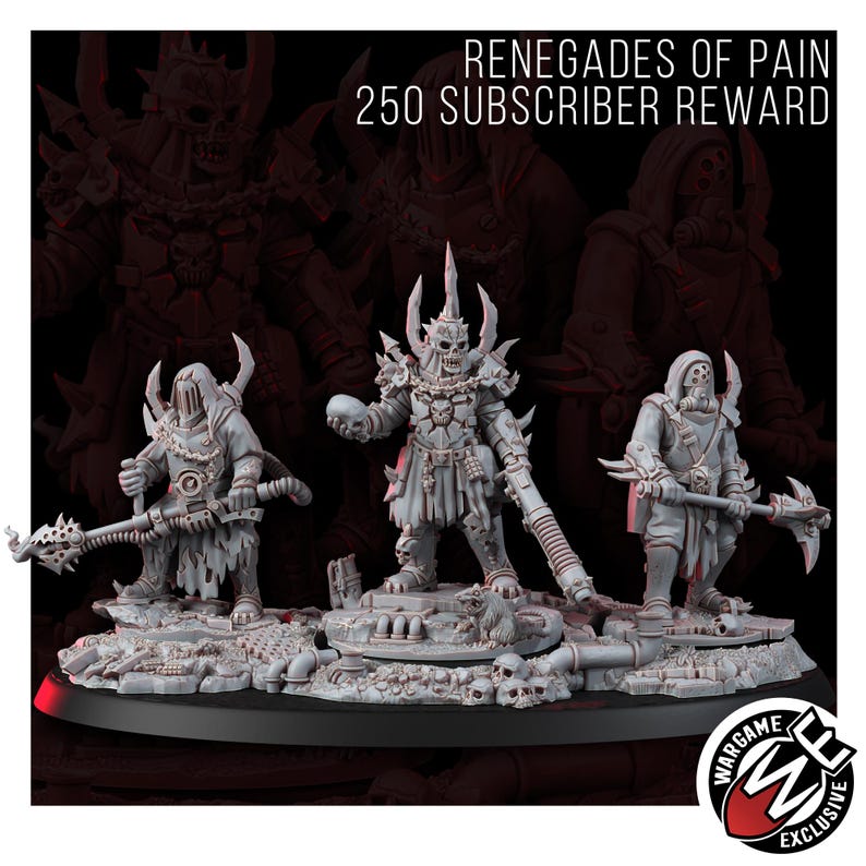 Pu&ograve; includere: Tre miniature grigie su una base dettagliata con teschi e detriti. La figura centrale tiene in mano un teschio e un'arma. Il testo recita RENEGADES OF PAIN 250 SUBSCRIBER REWARD e WARGAME EXCLUSIVE. Le figure indossano armature con punte.