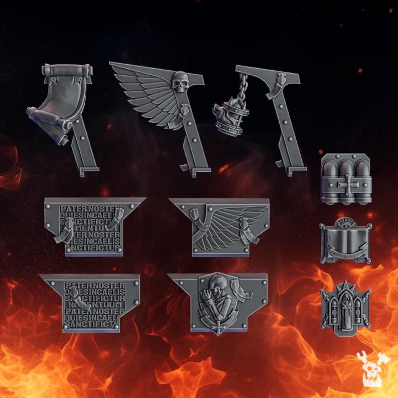 Puede incluir: Una colecci&oacute;n de componentes de mejora para miniaturas en pl&aacute;stico gris que incluye tres estandartes para hombros, dos paneles rectangulares con el texto en lat&iacute;n PATER NOSTER, un panel con un emblema alado, uno con un esqueleto y tres peque&ntilde;as placas decorativas.