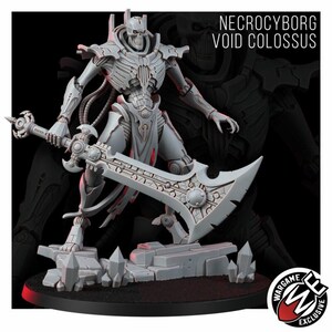 K&ouml;nnte beinhalten: Eine hellgraue Necrocyborg Void Colossus Miniaturfigur auf einem felsigen Sockel mit Kristallen. Die Figur hat ein skelettartiges Aussehen, einen mechanischen Brustkorb und h&auml;lt eine gro&szlig;e, verzierte Klinge. Text: NECROCYBORG VOID COLOSSUS.
