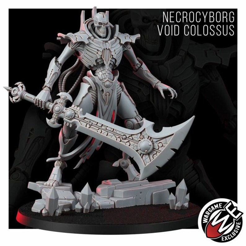 K&ouml;nnte beinhalten: Eine hellgraue Necrocyborg Void Colossus Miniaturfigur auf einem felsigen Sockel mit Kristallen. Die Figur hat ein skelettartiges Aussehen, einen mechanischen Brustkorb und h&auml;lt eine gro&szlig;e, verzierte Klinge. Text: NECROCYBORG VOID COLOSSUS.