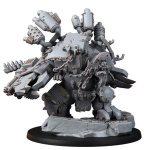 K&ouml;nnte beinhalten: Eine graue, unbemalte Miniaturfigur eines schwer gepanzerten Kriegers mit Bart, der Ketten und mechanische Ausr&uuml;stung tr&auml;gt. Die Figur hat einen kanonenartigen Arm, mehrere Auspuffrohre auf dem R&uuml;cken und steht auf einem Felsensockel.
