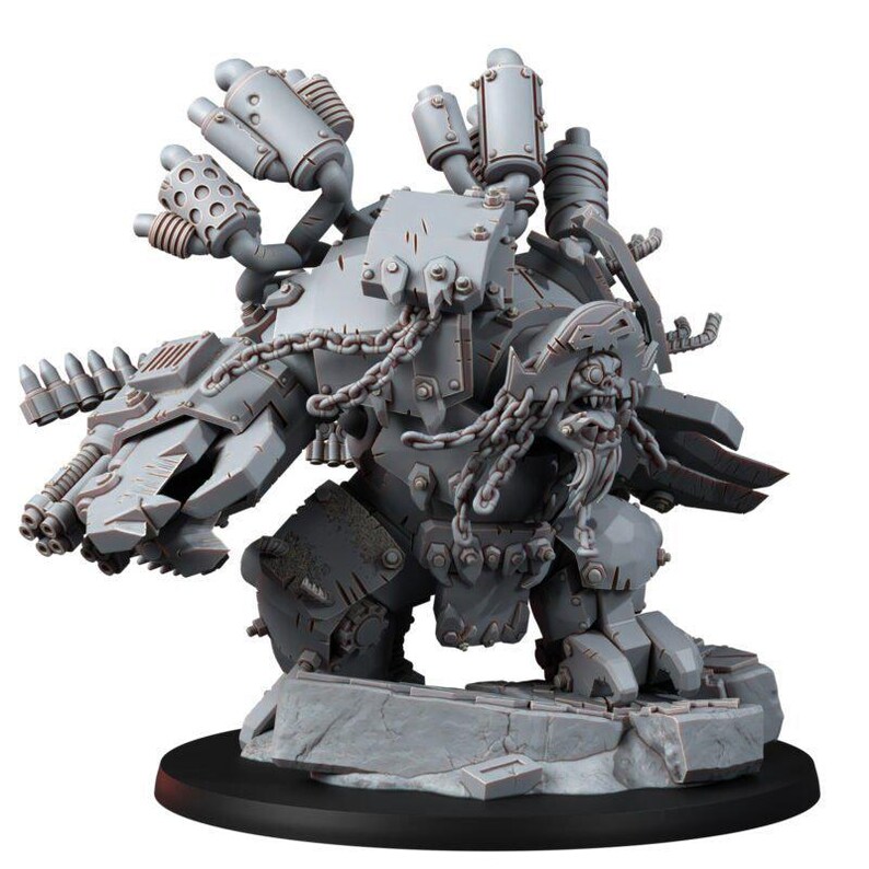 K&ouml;nnte beinhalten: Eine graue, unbemalte Miniaturfigur eines schwer gepanzerten Kriegers mit Bart, der Ketten und mechanische Ausr&uuml;stung tr&auml;gt. Die Figur hat einen kanonenartigen Arm, mehrere Auspuffrohre auf dem R&uuml;cken und steht auf einem Felsensockel.