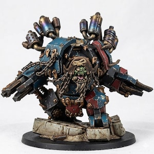 K&ouml;nnte beinhalten: Eine Miniaturfigur eines gr&uuml;nh&auml;utigen Wesens mit Piratenhut und Metallr&uuml;stung. Die Figur verf&uuml;gt &uuml;ber blaue und rote Panzerplatten, Metallketten und Auspuffrohre auf dem R&uuml;cken. Sie steht auf einem strukturierten Steinsockel mit schwarzem Rand.