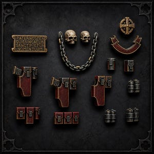Op de afbeelding: Een verzameling miniatuur spelaccessoires waaronder een rechthoekige plaquette met de tekst PATER NOSTER QUIESINCAELIS SANCTIFIETUR NOMENTUUM, twee kleine schedels verbonden door een metalen ketting, drie holsters, tasjes en ronde emblemen.