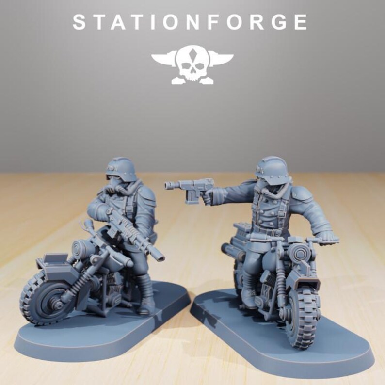 K&ouml;nnte beinhalten: Zwei graue Miniatur-Soldatenfiguren auf Motorr&auml;dern, jeweils mit Helm und Gasmaske. Der Text STATIONFORGE steht &uuml;ber einem Totenkopf-Logo. Ein Soldat h&auml;lt ein Gewehr, der andere richtet eine Pistole nach vorne. Beide stehen auf ovalen Sockeln.