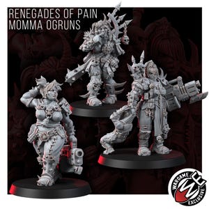 K&ouml;nnte beinhalten: Drei graue Miniaturfiguren mit der Aufschrift RENEGADES OF PAIN MOMMA OGRUNS. Jede Figur tr&auml;gt eine stachelige R&uuml;stung, Totenkopfmotive und schwere Waffen. Die Charaktere stehen auf runden schwarzen Sockeln und zeigen detaillierte Texturen.
