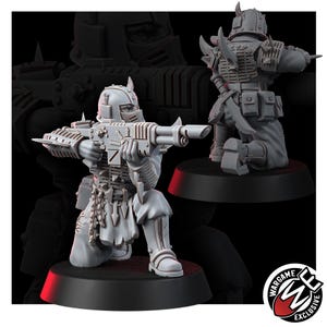 K&ouml;nnte beinhalten: Eine graue Miniatur-Soldatenfigur in kniender Position, die einen Helm mit Stacheln und eine R&uuml;stung mit Kettendetail tr&auml;gt und ein Gewehr h&auml;lt. Die Figur ist auf einem runden schwarzen Sockel montiert. Ein Logo mit dem Text WARGAME EXCLUSIVE ist sichtbar.
