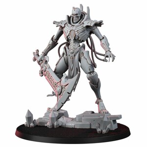 K&ouml;nnte beinhalten: Eine graue, skelettartige Roboterfigur, die auf einer felsigen Basis mit Kristallformationen steht. Die Figur hat einen totenkopfartigen Kopf, segmentierte Panzerplatten, freiliegende mechanische Kabel und h&auml;lt eine gro&szlig;e, verzierte Klinge.