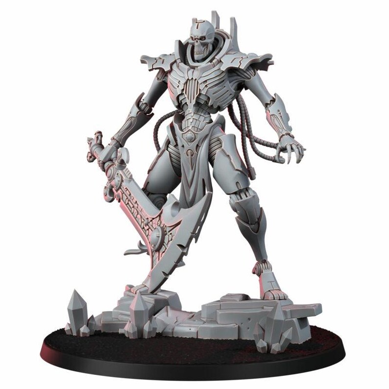 K&ouml;nnte beinhalten: Eine graue, skelettartige Roboterfigur, die auf einer felsigen Basis mit Kristallformationen steht. Die Figur hat einen totenkopfartigen Kopf, segmentierte Panzerplatten, freiliegende mechanische Kabel und h&auml;lt eine gro&szlig;e, verzierte Klinge.