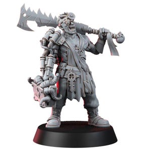 Puede incluir: Una figura miniatura gris de un personaje con una amplia sonrisa, que lleva un espejo frontal y una gran hoja dentada sobre el hombro. La figura tiene componentes de brazo mec&aacute;nicos, un kit m&eacute;dico en una mano y viste ropa desgarrada.