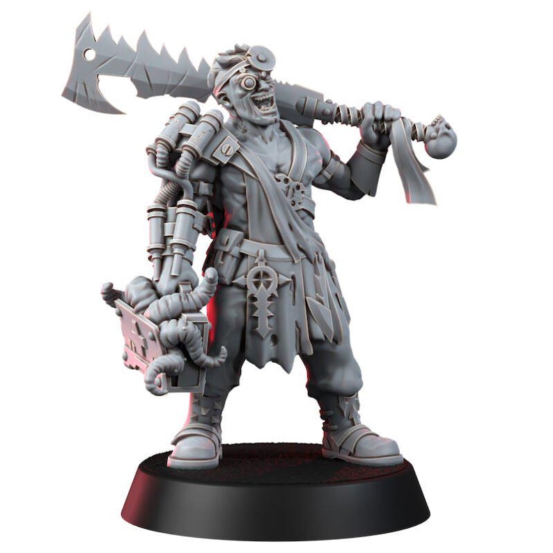 Puede incluir: Una figura miniatura gris de un personaje con una amplia sonrisa, que lleva un espejo frontal y una gran hoja dentada sobre el hombro. La figura tiene componentes de brazo mec&aacute;nicos, un kit m&eacute;dico en una mano y viste ropa desgarrada.