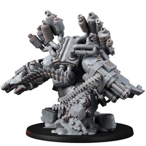 K&ouml;nnte beinhalten: Eine graue Miniaturfigur eines mechanischen Kampfroboters mit mehreren Auspuffrohren auf dem R&uuml;cken, zwei an den Armen montierten Rotationskanonen und Munitionsgurten, die in die Waffen f&uuml;hren. Die Figur steht auf einem felsigen Sockel.