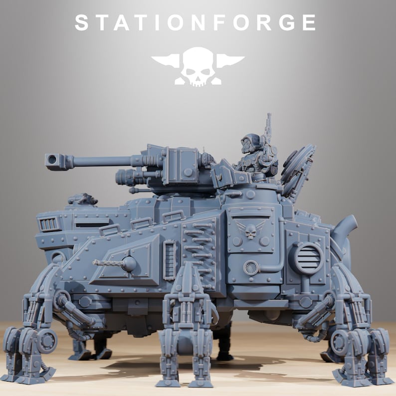 Op de afbeelding: Een grijs miniatuur tankmodel met een meerbenige basis, een groot op een toren gemonteerd kanon en een klein figuurtje in het luik. De tekst STATIONFORGE en een schedellogo zijn zichtbaar boven het voertuig met gedetailleerde mechanische onderdelen.