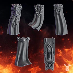 Puede incluir: Cinco capas y estandartes en miniatura de pl&aacute;stico gris para figuras de juegos de mesa. El set incluye una capa con cabeza de le&oacute;n, una con cadena y calavera, una con cruz y calavera, una con broche de calavera y un estandarte con espada.