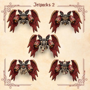 Pode incluir: Cinco jetpacks em miniatura com asas vermelhas emplumadas, acabamentos em dourado met&aacute;lico e componentes de motor cinza-escuro. Cada unidade apresenta detalhes esculpidos &uacute;nicos, incluindo cr&acirc;nios, correntes e pergaminhos. O texto Jetpacks 2 aparece no topo.