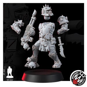K&ouml;nnte beinhalten: Eine hellgraue Miniatur-Soldatenfigur aus Harz mit einem totenkopfartigen Helm mit Stacheln, einer Brustplatte und einem Gewehr. Die Figur steht auf einem Sockel mit einem Totenkopf, begleitet von einem separaten Arm mit Messer. Ma&szlig;stab 37 mm mal 25 mm.