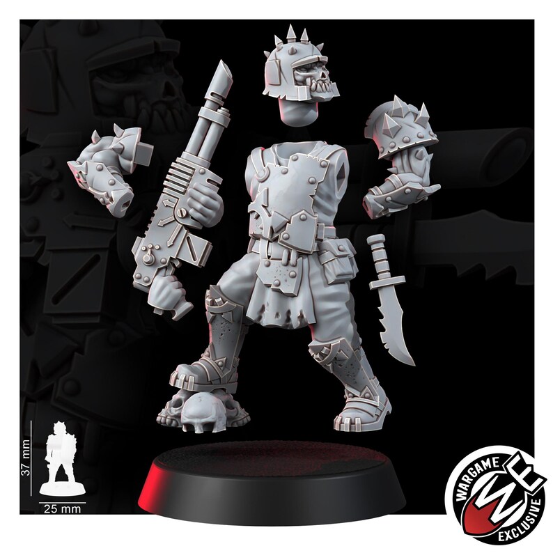 K&ouml;nnte beinhalten: Eine hellgraue Miniatur-Soldatenfigur aus Harz mit einem totenkopfartigen Helm mit Stacheln, einer Brustplatte und einem Gewehr. Die Figur steht auf einem Sockel mit einem Totenkopf, begleitet von einem separaten Arm mit Messer. Ma&szlig;stab 37 mm mal 25 mm.