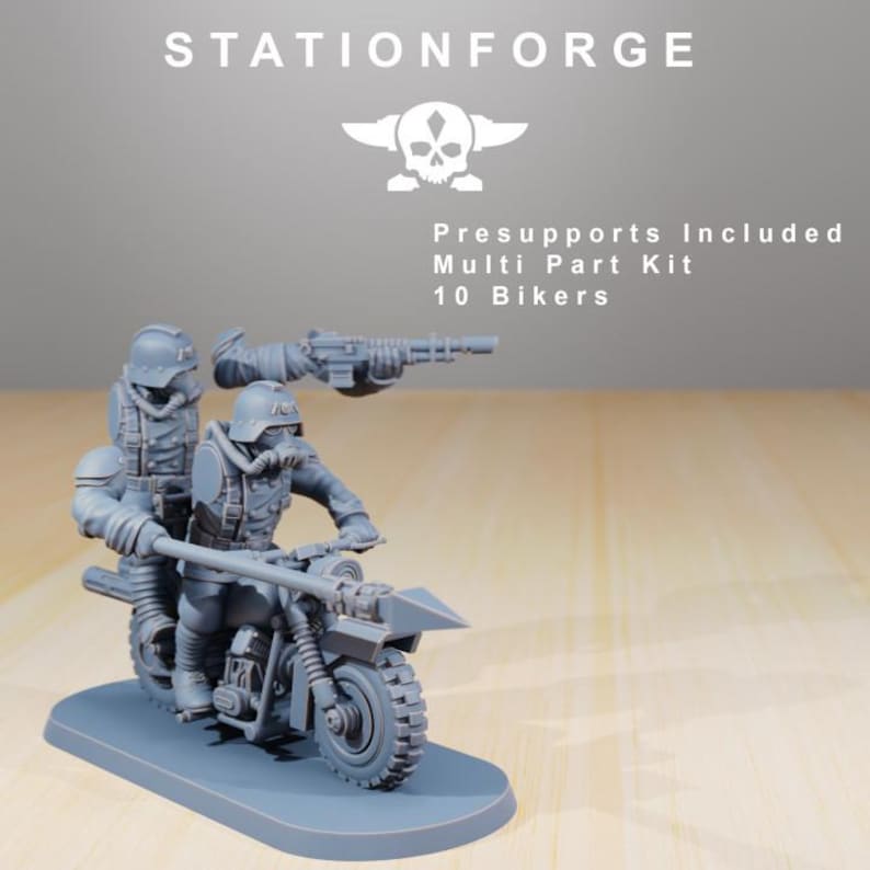 K&ouml;nnte beinhalten: Ein graues Resin-Miniaturen-Set mit zwei Soldaten auf einem Motorrad, mit dem Text STATIONFORGE, Presupports Included, Multi Part Kit, 10 Bikers. Die Figuren tragen Helme und Gasmasken, wobei eine ein Gewehr und eine speerartige Waffe h&auml;lt.