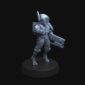 Op de afbeelding: Een lichtgrijs onbeschilderd miniatuurfiguur van een futuristische soldaat op een ronde voet. Het figuur draagt een helm met een rechthoekig vizier, bepantsering en een rugzak, terwijl het een groot rechthoekig geweer in &eacute;&eacute;n hand houdt.