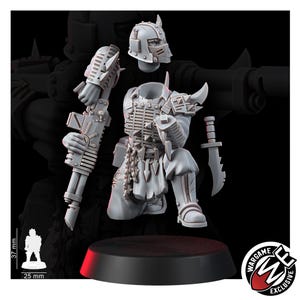 K&ouml;nnte beinhalten: Ein graues Resin-Miniaturen-Set mit einem knienden gepanzerten Soldaten mit stacheliger Brustplatte, Helm, Gewehr und Kampfmesser. Eine Skala zeigt eine H&ouml;he von 37 mm auf einer 25 mm Basis. Das Wargame Exclusive Logo ist zu sehen.