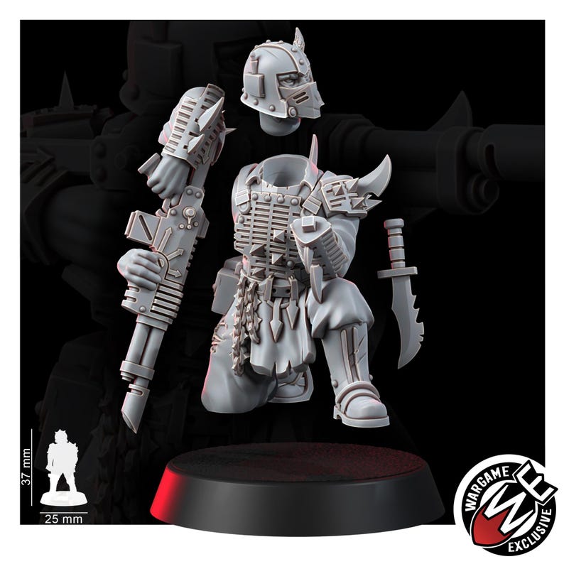 K&ouml;nnte beinhalten: Ein graues Resin-Miniaturen-Set mit einem knienden gepanzerten Soldaten mit stacheliger Brustplatte, Helm, Gewehr und Kampfmesser. Eine Skala zeigt eine H&ouml;he von 37 mm auf einer 25 mm Basis. Das Wargame Exclusive Logo ist zu sehen.