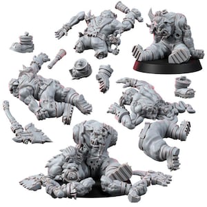 Op de afbeelding: Een verzameling ongeverfde grijze hars miniatuurfiguren die ork-achtige wezens uitbeelden in verschillende staten van verminking en gevechtshoudingen, inclusief losse ledematen, afgehakte hoofden en grote wapens zoals bijlen en knotsen.