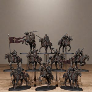 Puede incluir: Una colecci&oacute;n de diez figuras en miniatura de caballeros montados con armadura oscura y detalles en rojo, cada una con un escudo con un emblema de cruz. Un caballero sostiene una bandera alta con una cruz, mientras otros llevan espadas, lanzas o hachas.