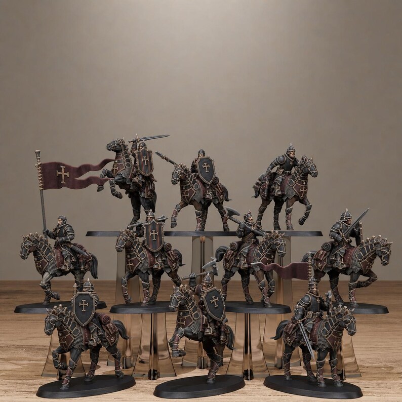 Puede incluir: Una colecci&oacute;n de diez figuras en miniatura de caballeros montados con armadura oscura y detalles en rojo, cada una con un escudo con un emblema de cruz. Un caballero sostiene una bandera alta con una cruz, mientras otros llevan espadas, lanzas o hachas.