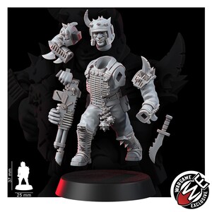 K&ouml;nnte beinhalten: Ein hellgrauer Resin-Miniaturenbausatz mit einer Soldatenfigur mit Stachelhelm, gerippter Brustplatte und Waffe. Das Set enth&auml;lt separate Arme, einen Kopf, ein Messer und einen Sockel. Eine Skala zeigt eine H&ouml;he von 37 mm und eine 25 mm Basis.