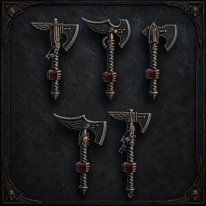 Puede incluir: Un conjunto de cinco hachas en miniatura con acabados met&aacute;licos en plata y bronce. Cada hacha tiene un mango en espiral, una secci&oacute;n de agarre de color rojo oscuro y elementos decorativos &uacute;nicos que incluyen alas, calaveras e iconograf&iacute;a.