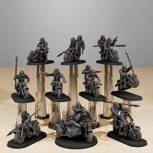 K&ouml;nnte beinhalten: Eine Sammlung von Miniaturfiguren, die Soldaten in dunkelgrauen Uniformen und Helmen auf Motorr&auml;dern darstellen. Einige Figuren tragen Speere oder Gewehre, und ein Motorrad verf&uuml;gt &uuml;ber einen Beiwagen. Jede Miniatur steht auf einem schwarzen Sockel.