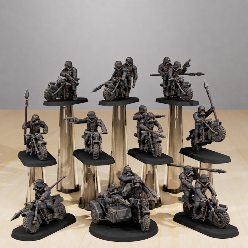 K&ouml;nnte beinhalten: Eine Sammlung von Miniaturfiguren, die Soldaten in dunkelgrauen Uniformen und Helmen auf Motorr&auml;dern darstellen. Einige Figuren tragen Speere oder Gewehre, und ein Motorrad verf&uuml;gt &uuml;ber einen Beiwagen. Jede Miniatur steht auf einem schwarzen Sockel.