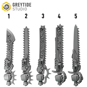 K&ouml;nnte beinhalten: F&uuml;nf graue Miniatur-Schwertmodelle, nummeriert von 1 bis 5, mit kunstvollen Verzierungen, mechanischen kettens&auml;genartigen Klingen und stacheligen Handschutzen. Das Greytide Studio Logo ist oben links sichtbar. Jede Waffe hat eine eigene Klingenform.