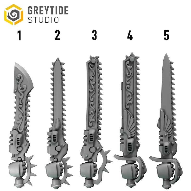 K&ouml;nnte beinhalten: F&uuml;nf graue Miniatur-Schwertmodelle, nummeriert von 1 bis 5, mit kunstvollen Verzierungen, mechanischen kettens&auml;genartigen Klingen und stacheligen Handschutzen. Das Greytide Studio Logo ist oben links sichtbar. Jede Waffe hat eine eigene Klingenform.