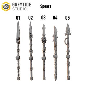 Pode incluir: Cinco lan&ccedil;as em miniatura cinzentas numeradas de 01 a 05, cada uma com formas de l&acirc;mina distintas e designs de cabo intrincados. O texto GREYTIDE STUDIO e a palavra Spears aparecem no topo. Estes componentes de pl&aacute;stico n&atilde;o pintados est&atilde;o verticais.