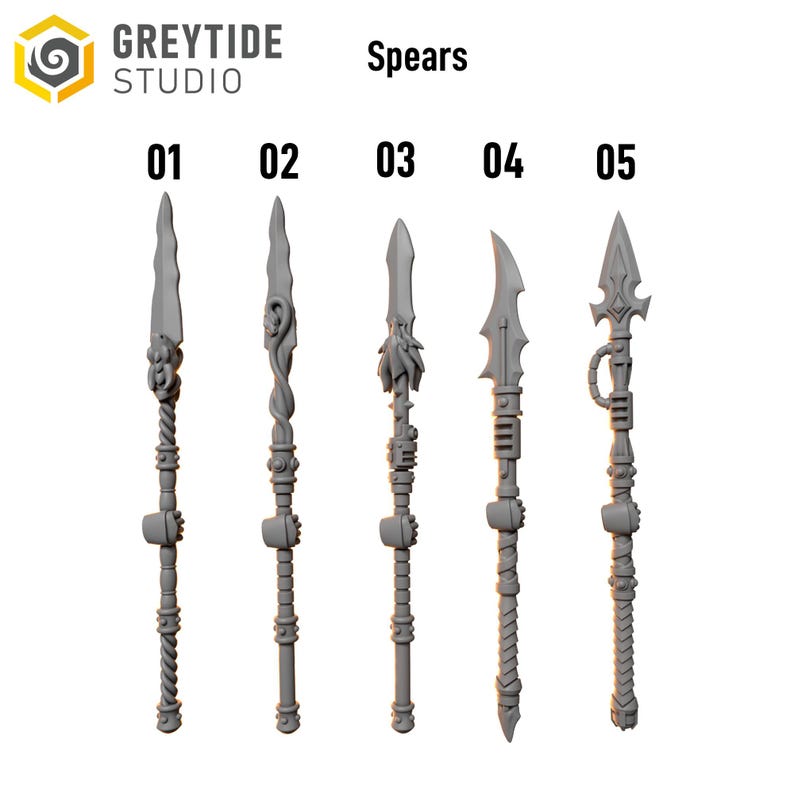 Pode incluir: Cinco lan&ccedil;as em miniatura cinzentas numeradas de 01 a 05, cada uma com formas de l&acirc;mina distintas e designs de cabo intrincados. O texto GREYTIDE STUDIO e a palavra Spears aparecem no topo. Estes componentes de pl&aacute;stico n&atilde;o pintados est&atilde;o verticais.