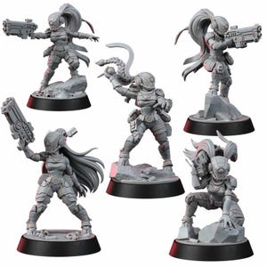 Peut inclure: Un ensemble de cinq figurines miniatures gris non peintes repr&eacute;sentant des soldats futuristes en armure tactique et casques. Chaque figurine repose sur une base noire circulaire, adoptant des poses dynamiques avec diverses armes, dont des pistolets et des fusils, et de longs cheveux flottants.
