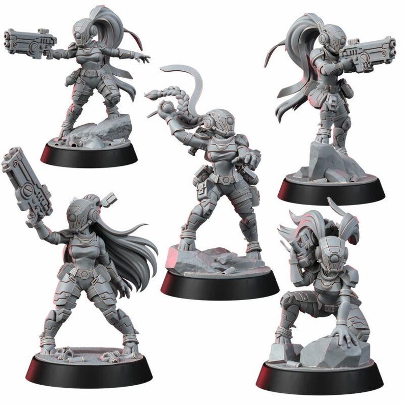 Peut inclure: Un ensemble de cinq figurines miniatures gris non peintes repr&eacute;sentant des soldats futuristes en armure tactique et casques. Chaque figurine repose sur une base noire circulaire, adoptant des poses dynamiques avec diverses armes, dont des pistolets et des fusils, et de longs cheveux flottants.