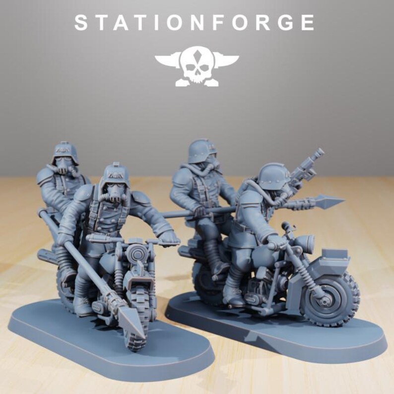 K&ouml;nnte beinhalten: Zwei graue Miniaturfiguren aus Harz, die Soldaten auf Motorr&auml;dern darstellen, jeweils mit Helm und Gasmaske. Die Soldaten sind mit Speeren und Gewehren ausger&uuml;stet. Der Text STATIONFORGE und ein Totenkopf-Logo sind oben im Bild zu sehen.